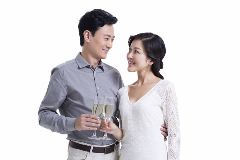 东方人,成年人,中年人,两个人,夫妻,丈夫,妻子,笑,微笑,露齿笑,横图,留白,抠图,白色背景,正面,快乐,兴奋,幸福,北京,中国,亚洲,欢呼,庆祝,酒类,休闲装,饮食,刺激,饮料,香槟,站着,面对面,亲密,搭,举杯,财富,摄影,生活方式,纪念,留念,高雅,搭着,华贵,怀念,香槟杯,东亚,陪同,陪伴,男人,男性,女人,女性,中年男性,中年女性,亚洲人,中国人,情侣,半身,彩图,影棚拍摄,上层阶级,伴随,bj175
