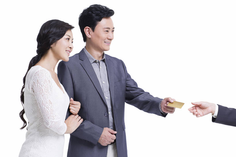 东方人,成年人,中年人,三个人,夫妻,丈夫,妻子,笑,微笑,露齿笑,横图,留白,抠图,白色背景,侧面,购物,快乐,幸福,安全,信用卡,消费,北京,中国,亚洲,勾,挽,正装,娱乐,会所,亲密,勾着,财富,金融,俱乐部,摄影,生活方式,便利,贵宾,付款,购买,华贵,金卡,挽着,选购,贸易,东亚,陪同,血拼,经过,陪伴,男人,男性,女人,女性,中年男性,中年女性,亚洲人,中国人,情侣,电子商务,半身,彩图,影棚拍摄,社交,伴随,bj175