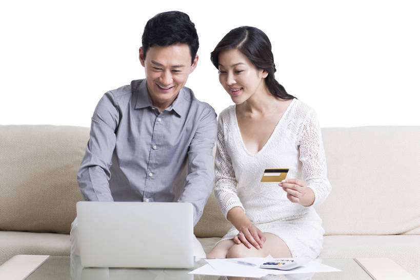 东方人,成年人,中年人,两个人,夫妻,丈夫,妻子,客厅,笑,微笑,露齿笑,横图,白色背景,正面,购物,快乐,幸福,计算器,信用卡,消费,笔记本电脑,互联网,技术,沙发,北京,中国,亚洲,敲打,休闲装,输入,打字,亲密,金融,投资,摄影,生活方式,点击,敲击,网上购物,便利,起居室,贵宾,购买,金卡,网上冲浪,网购,选购,贸易,东亚,血拼,无线电技术,按键,计算机,男人,男性,女人,女性,中年男性,中年女性,亚洲人,中国人,情侣,电子商务,坐着,彩图,影棚拍摄,欢乐,bj175