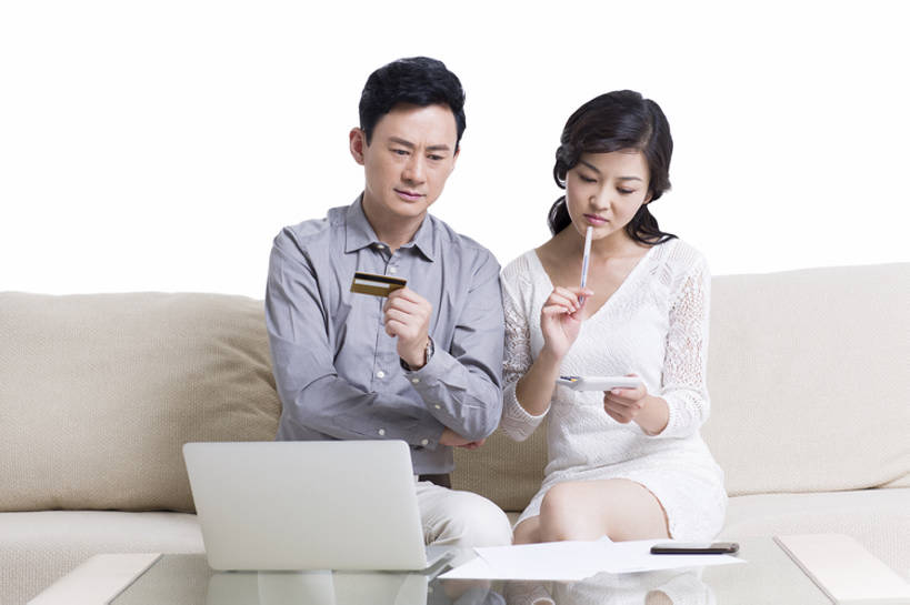 东方人,成年人,中年人,两个人,夫妻,丈夫,妻子,客厅,花园,横图,白色背景,正面,购物,计算器,信用卡,消费,笔记本电脑,技术,花圃,沙发,北京,中国,亚洲,握,计算,休闲装,思考,皱眉,亲密,想,握着,金融,投资,摄影,生活方式,起居室,贵宾,购买,金卡,选购,贸易,东亚,贷款,血拼,无线电技术,想法,男人,男性,女人,女性,中年男性,中年女性,亚洲人,中国人,情侣,小花园,坐着,彩图,影棚拍摄,bj175