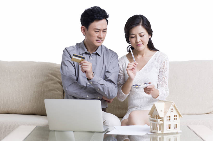 东方人,成年人,中年人,两个人,夫妻,丈夫,妻子,客厅,花园,横图,白色背景,正面,购物,计算器,信用卡,消费,笔记本电脑,技术,花圃,沙发,北京,中国,亚洲,握,计算,休闲装,思考,皱眉,亲密,想,握着,金融,投资,摄影,生活方式,起居室,贵宾,购买,金卡,选购,贸易,东亚,贷款,血拼,无线电技术,想法,男人,男性,女人,女性,中年男性,中年女性,亚洲人,中国人,情侣,小花园,坐着,彩图,影棚拍摄,bj175