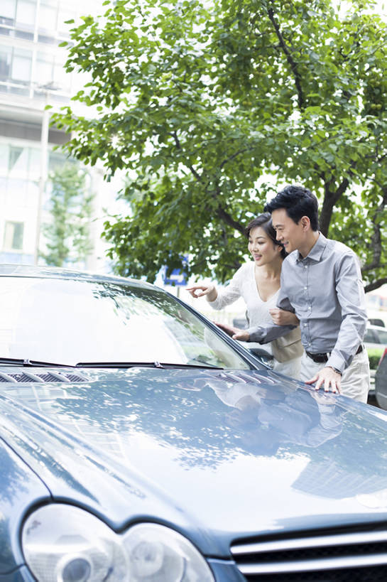 东方人,成年人,中年人,两个人,夫妻,丈夫,妻子,笑,微笑,露齿笑,竖图,室外,白天,侧面,购物,讨论,快乐,通讯,兴奋,幸福,消费,城市,汽车,北京,中国,亚洲,勾,挽,商品,机动车,休闲装,现代,顾客,刺激,树,站着,决定,零售,亲密,勾着,财富,金融,运输,摄影,生活方式,指着,挑选,购买,华贵,选择,挽着,选购,贸易,东亚,陪同,血拼,陪伴,男人,男性,女人,女性,中年男性,中年女性,亚洲人,中国人,情侣,说话,半身,彩图,商业活动,家用车,伴随,bj175