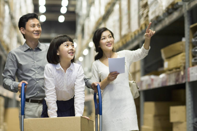 东方人,儿童,成年人,中年人,三个人,家庭,父母,母亲,父亲,女儿,商店,站,推,笑,微笑,露齿笑,横图,室内,正面,购物,讨论,快乐,幸福,纯洁,消费,城市,商场,北京,中国,亚洲,握,堆叠,丰富,商品,推车,纸,过道,挎包,休闲装,现代,顾客,架子,小孩,手推车,站着,休闲,温暖,温馨,一家人,比较,决定,可爱,乐趣,零售,亲密,童年,童趣,握着,金融,摄影,生活方式,多样,照亮,和睦,指着,享乐,挑选,购买,亲情,购物清单,选择,选购,贸易,童真,东亚,烂漫,无邪,陪同,血拼,陪伴,天真,男孩,男人,男性,女孩,女人,女性,中年男性,中年女性,亚洲人,中国人,孩子,超级市场,休闲活动,步行,沟通,说话,站立,彩图,欢乐,家具店,贮藏室,融洽,男生,商业活动,伴随,bj175