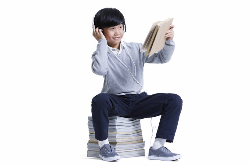 东方人,儿童,一个人,学生,站,微笑,横图,留白,抠图,白色背景,正面,时尚,快乐,幸福,纯洁,北京,中国,亚洲,仅一个男性,仅一个人,握,学习,教育,音乐,听,休闲装,漂亮,小孩,耳麦,站着,仅一个小孩,活力,可爱,童年,童趣,握着,摄影,生活方式,幽默,知识,享乐,时髦,童真,东亚,烂漫,无邪,时装模特,时兴,天真,男孩,男人,男性,亚洲人,中国人,孩子,书,站立,坐着,彩图,全身,影棚拍摄,男生,小学生,好奇心,bj175