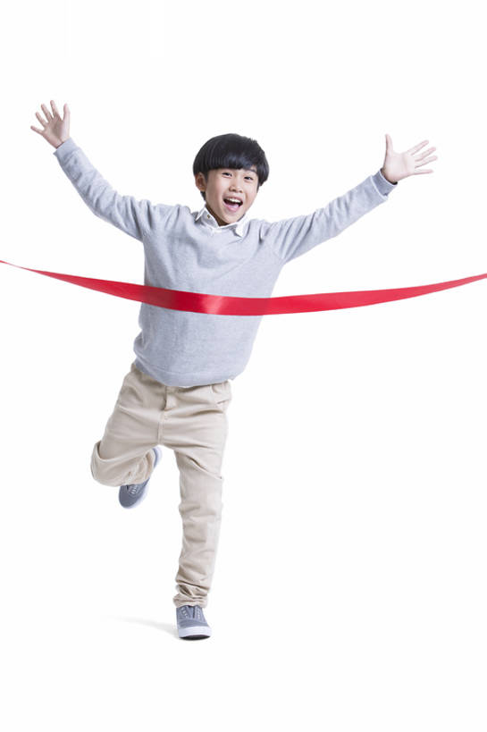 东方人,儿童,一个人,学生,站,跑,举,笑,微笑,露齿笑,竖图,留白,抠图,白色背景,正面,快乐,幸福,纯洁,骄傲,成功,运动,信心,赛跑,北京,中国,亚洲,仅一个男性,仅一个人,缎带,注视,休闲装,小孩,观察,看,托,站着,仅一个小孩,活力,可爱,童年,童趣,摄影,生长,生活方式,观看,单腿,迅速,第一,察看,关注,肖像,终点线,荣誉,童真,东亚,烂漫,无邪,时装模特,获胜,天真,男孩,男人,男性,亚洲人,中国人,孩子,举起,举手,举着,向上举,向上伸,向上托,站立,张开手臂,彩图,全身,影棚拍摄,男生,小学生,bj175