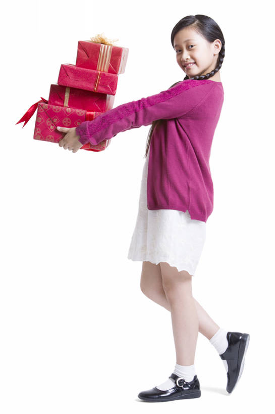 东方人,儿童,一个人,站,笑,微笑,露齿笑,竖图,留白,抠图,白色背景,侧面,快乐,幸福,纯洁,运气,袋子,礼物,北京,中国,春节,亚洲,仅一个女性,仅一个人,握,堆叠,风俗,节日,丰富,庆祝,包装袋,纸袋,注视,休闲装,针织衫,传统,小孩,红色,观察,看,站着,仅一个小孩,活力,精神,可爱,童年,童趣,握着,财富,摄影,礼品,生长,生活方式,观看,堆,察看,享乐,仪式,关注,中国文化,肖像,礼品袋,出示,典礼,童真,东亚,烂漫,无邪,元旦,制度,天真,男孩,男人,男性,女孩,女人,女性,亚洲人,中国人,孩子,站立,彩图,全身,影棚拍摄,欢乐,给予,男生,女生,传统文化,传统节日,bj175