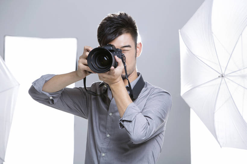 东方人,成年人,脸,头,脸颊,一个人,摄影师,办公室,舞台,横图,留白,正面,时尚,热情,信心,技术,相机,北京,中国,亚洲,仅一个男性,仅一个人,握,灰色背景,工作,工具,器材,伞,休闲装,现代,肩膀,仅一个年轻男性,拍照,看,站着,职业,独立,服务,握着,摄影,生活方式,技巧,单反相机,创造力,专心,酷,照明设备,工作室,手艺,调整,东亚,摄影器材,责任,技能,技艺,认真,男人,男性,年轻男性,亚洲人,中国人,年轻人,头部,脸部,脸蛋,面部,设计,表演台,彩图,影棚拍摄,照相,妙技,本领,幕后,传媒,态度,bj175