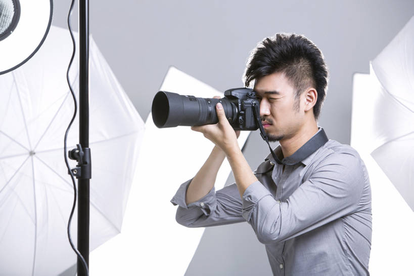 东方人,成年人,脸,头,脸颊,一个人,摄影师,办公室,舞台,横图,留白,侧面,时尚,热情,信心,技术,相机,北京,中国,亚洲,仅一个男性,仅一个人,握,灰色背景,工作,电缆,工具,器材,伞,休闲装,现代,肩膀,仅一个年轻男性,拍照,看,站着,职业,独立,服务,握着,摄影,生活方式,技巧,单反相机,创造力,专心,酷,照明设备,工作室,手艺,调整,逆光,东亚,摄影器材,责任,技能,技艺,认真,男人,男性,年轻男性,亚洲人,中国人,年轻人,头部,脸部,脸蛋,面部,表演台,彩图,影棚拍摄,照相,妙技,本领,幕后,传媒,bj175