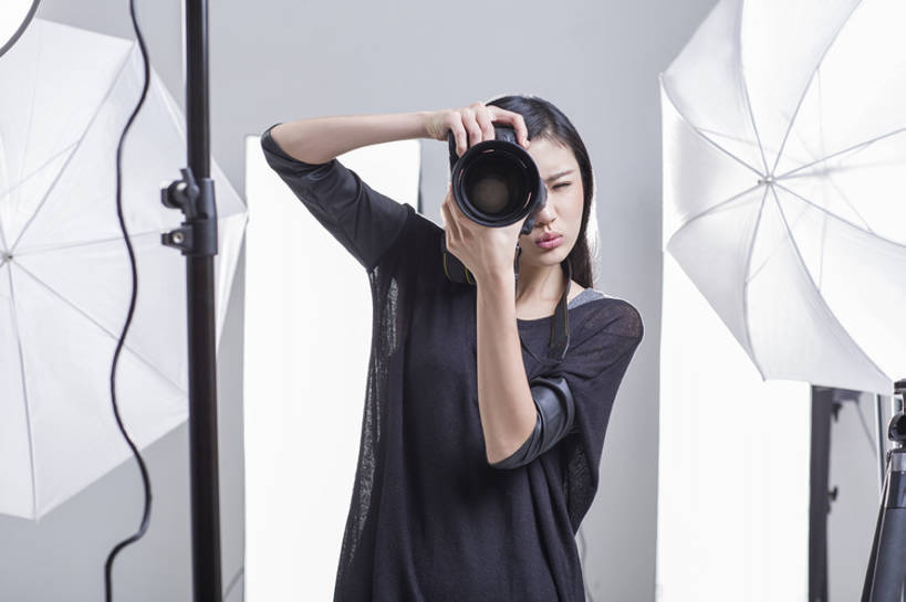 东方人,成年人,一个人,摄影师,办公室,舞台,横图,留白,正面,时尚,热情,信心,技术,相机,北京,中国,亚洲,仅一个年轻女性,仅一个女性,仅一个人,握,灰色背景,工作,电缆,工具,器材,伞,休闲装,现代,拍照,看,站着,职业,独立,撅嘴,服务,握着,摄影,生活方式,技巧,单反相机,创造力,专心,酷,工作室,手艺,调整,东亚,摄影器材,责任,技能,技艺,认真,年轻女性,女人,女性,亚洲人,中国人,年轻人,设计,表演台,半身,彩图,影棚拍摄,照相,妙技,本领,幕后,摆拍,传媒,bj175