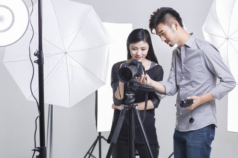 东方人,成年人,两个人,摄影师,办公室,舞台,笑,微笑,露齿笑,横图,留白,正面,时尚,快乐,幸福,热情,合作,团队,信心,技术,相机,北京,中国,亚洲,握,灰色背景,检查,工作,电缆,工具,器材,伞,休闲装,现代,拍照,看,站着,职业,亲密,服务,握着,摄影,生活方式,查看,指导,技巧,单反相机,协助,创造力,专心,酷,享乐,工作室,三脚架,手艺,合伙,东亚,摄影器材,陪同,责任,技能,技艺,陪伴,男人,男性,年轻男性,年轻女性,女人,女性,亚洲人,中国人,年轻人,设计,表演台,彩图,影棚拍摄,欢乐,照相,曝光表,妙技,本领,幕后,传媒,态度,伴随,bj175