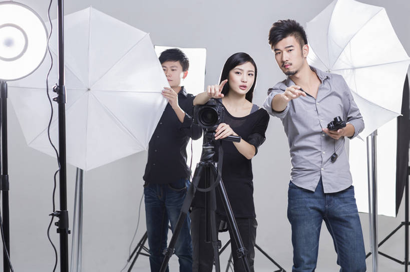 东方人,成年人,三个人,摄影师,办公室,舞台,横图,留白,正面,时尚,讨论,热情,合作,团队,信心,技术,相机,北京,中国,亚洲,握,准备,灰色背景,工作,电缆,工具,器材,伞,休闲装,现代,布置,排列,拍照,站着,职业,亲密,服务,握着,摄影,生活方式,技巧,单反相机,协助,创造力,专心,指着,酷,工作室,三脚架,手艺,调整,合伙,东亚,摄影器材,陪同,责任,技能,技艺,陪伴,认真,男人,男性,年轻男性,年轻女性,女人,女性,亚洲人,中国人,年轻人,设计,表演台,说话,张开手臂,彩图,影棚拍摄,照相,曝光表,妙技,本领,幕后,传媒,态度,伴随,bj175