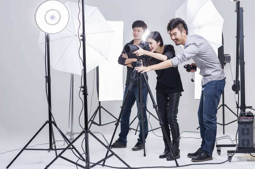 东方人,成年人,三个人,摄影师,办公室,舞台,笑,微笑,露齿笑,横图,留白,正面,时尚,快乐,幸福,热情,合作,团队,信心,技术,相机,北京,中国,亚洲,弯腰,握,灰色背景,并排,工作,电缆,工具,器材,伞,休闲装,现代,布置,排列,拍照,站着,职业,亲密,服务,握着,摄影,电灯,生活方式,指导,技巧,单反相机,协助,创造力,专心,酷,享乐,照明设备,工作室,三脚架,手艺,合伙,逆光,东亚,摄影器材,陪同,责任,技能,技艺,陪伴,男人,男性,年轻男性,年轻女性,女人,女性,亚洲人,中国人,年轻人,设计,表演台,张开手臂,彩图,全身,影棚拍摄,欢乐,照相,曝光表,妙技,本领,幕后,传媒,伴随,bj175