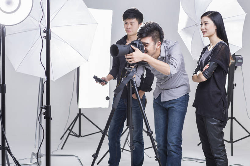 东方人,成年人,三个人,摄影师,办公室,舞台,笑,双手交叉,微笑,露齿笑,横图,留白,正面,时尚,快乐,幸福,热情,合作,团队,信心,技术,相机,北京,中国,亚洲,弯腰,握,灰色背景,并排,工作,电缆,工具,器材,伞,休闲装,现代,拍照,站着,职业,亲密,服务,握着,摄影,生活方式,技巧,单反相机,协助,创造力,专心,双手抱胸,酷,享乐,工作室,三脚架,手艺,合伙,东亚,摄影器材,陪同,责任,技能,技艺,陪伴,男人,男性,年轻男性,年轻女性,女人,女性,亚洲人,中国人,年轻人,设计,表演台,彩图,影棚拍摄,欢乐,照相,曝光表,妙技,本领,幕后,传媒,伴随,bj175