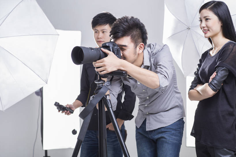 东方人,成年人,三个人,摄影师,办公室,舞台,笑,双手交叉,微笑,露齿笑,横图,留白,正面,时尚,快乐,幸福,热情,合作,团队,信心,技术,相机,北京,中国,亚洲,弯腰,握,灰色背景,并排,工作,工具,器材,伞,休闲装,现代,拍照,站着,职业,亲密,服务,握着,摄影,生活方式,技巧,单反相机,协助,创造力,专心,双手抱胸,酷,享乐,工作室,三脚架,手艺,合伙,东亚,摄影器材,陪同,责任,技能,技艺,陪伴,男人,男性,年轻男性,年轻女性,女人,女性,亚洲人,中国人,年轻人,设计,表演台,两手抄兜,彩图,影棚拍摄,欢乐,照相,曝光表,妙技,本领,幕后,传媒,伴随,bj175