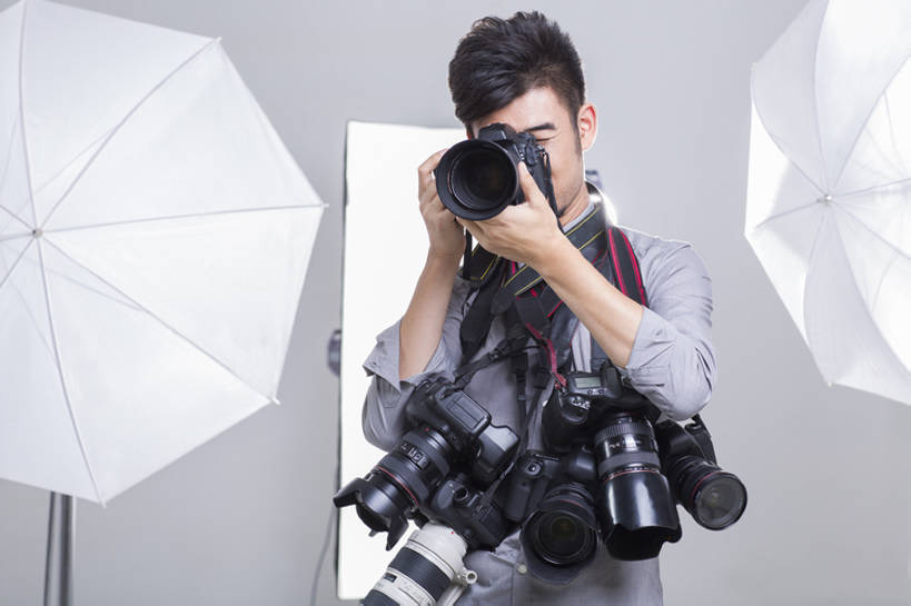 东方人,成年人,一个人,摄影师,办公室,舞台,横图,留白,正面,时尚,热情,信心,技术,相机,北京,中国,亚洲,仅一个男性,仅一个人,吊挂,握,悬挂,灰色背景,工作,工具,器材,伞,挂,休闲装,现代,仅一个年轻男性,拍照,站着,职业,独立,夸张,服务,握着,摄影,生活方式,技巧,单反相机,幽默,创造力,专心,酷,工作室,手艺,忙碌,东亚,摄影器材,责任,技能,技艺,认真,男人,男性,年轻男性,亚洲人,中国人,年轻人,设计,表演台,半身,彩图,影棚拍摄,照相,妙技,本领,幕后,传媒,态度,bj175