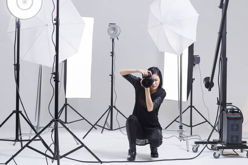 东方人,成年人,一个人,摄影师,办公室,舞台,蹲,横图,留白,正面,时尚,热情,信心,技术,相机,北京,中国,亚洲,仅一个年轻女性,仅一个女性,仅一个人,握,灰色背景,工作,电缆,工具,器材,伞,休闲装,现代,拍照,职业,独立,服务,握着,摄影,生活方式,技巧,单反相机,创造力,专心,酷,工作室,三脚架,手艺,东亚,摄影器材,闪光灯,责任,技能,技艺,认真,年轻女性,女人,女性,亚洲人,中国人,年轻人,设计,表演台,彩图,全身,影棚拍摄,照相,妙技,本领,幕后,传媒,bj175