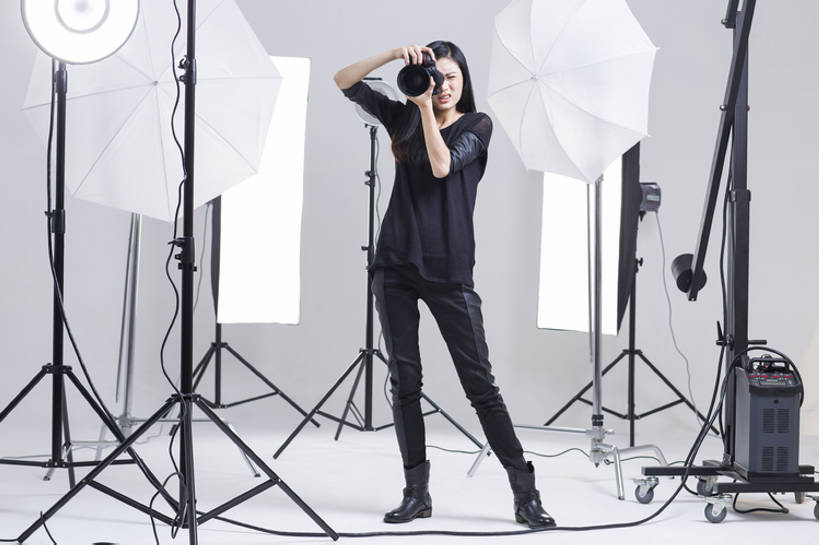 东方人,成年人,一个人,摄影师,办公室,舞台,横图,留白,正面,时尚,热情,信心,技术,相机,北京,中国,亚洲,仅一个年轻女性,仅一个女性,仅一个人,握,灰色背景,工作,电缆,工具,器材,伞,休闲装,现代,拍照,站着,职业,独立,服务,握着,摄影,生活方式,张开双腿,技巧,单反相机,创造力,专心,酷,工作室,三脚架,手艺,东亚,摄影器材,闪光灯,责任,技能,技艺,展开双腿,认真,年轻女性,女人,女性,亚洲人,中国人,年轻人,设计,表演台,彩图,全身,影棚拍摄,照相,妙技,伸展双腿,本领,幕后,传媒,bj175