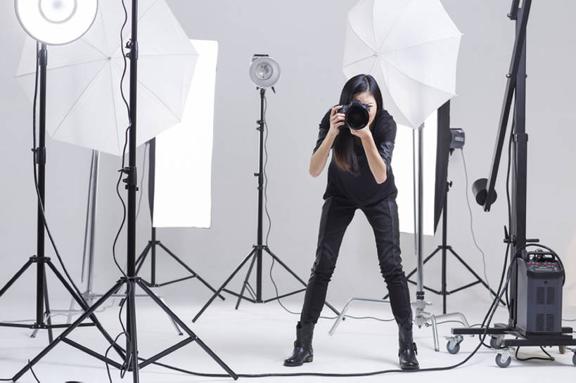 东方人,成年人,一个人,摄影师,办公室,舞台,横图,留白,正面,时尚,热情,信心,技术,相机,北京,中国,亚洲,仅一个年轻女性,仅一个女性,仅一个人,弯腰,握,灰色背景,工作,电缆,工具,器材,伞,休闲装,现代,拍照,站着,职业,独立,服务,握着,摄影,生活方式,张开双腿,技巧,单反相机,创造力,专心,酷,工作室,三脚架,手艺,东亚,摄影器材,闪光灯,责任,技能,技艺,展开双腿,认真,年轻女性,女人,女性,亚洲人,中国人,年轻人,设计,表演台,彩图,全身,影棚拍摄,照相,妙技,伸展双腿,本领,幕后,摆拍,传媒,bj175