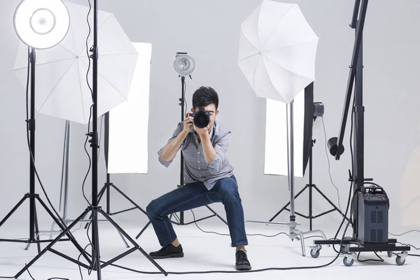 东方人,成年人,一个人,摄影师,办公室,舞台,蹲,横图,留白,正面,时尚,热情,信心,技术,相机,北京,中国,亚洲,仅一个男性,仅一个人,弯腰,握,灰色背景,工作,电缆,工具,器材,伞,休闲装,现代,仅一个年轻男性,拍照,职业,独立,服务,握着,摄影,生活方式,张开双腿,技巧,单反相机,创造力,专心,酷,工作室,三脚架,手艺,东亚,摄影器材,闪光灯,责任,技能,技艺,展开双腿,认真,男人,男性,年轻男性,亚洲人,中国人,年轻人,设计,表演台,彩图,全身,影棚拍摄,照相,妙技,伸展双腿,本领,幕后,传媒,bj175