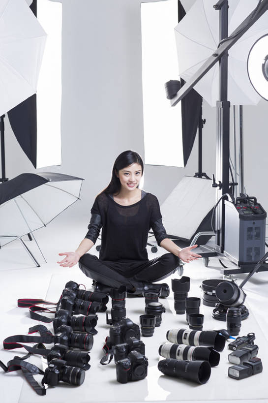 东方人,成年人,一个人,摄影师,办公室,坐,笑,盘腿,微笑,露齿笑,竖图,留白,正面,时尚,快乐,幸福,热情,信心,技术,相机,北京,中国,亚洲,仅一个年轻女性,仅一个女性,仅一个人,许多,准备,灰色背景,电缆,工具,器材,伞,很多,注视,休闲装,现代,排列,拍照,数码相机,观察,看,职业,独立,摄影,介绍,生活方式,观看,技巧,单反相机,透镜,察看,创造力,享乐,工作室,关注,肖像,三脚架,出示,手艺,东亚,摄影器材,责任,技能,技艺,年轻女性,女人,女性,亚洲人,中国人,年轻人,设计,盘腿而坐,盘膝,盘着腿的,盘着腿坐,双腿交叉,张开手臂,坐着,彩图,全身,影棚拍摄,欢乐,照相,曝光表,妙技,本领,幕后,摆拍,长焦镜头,传媒,bj175