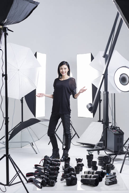 东方人,成年人,一个人,摄影师,办公室,笑,微笑,露齿笑,竖图,留白,正面,时尚,快乐,幸福,热情,信心,技术,相机,北京,中国,亚洲,仅一个年轻女性,仅一个女性,仅一个人,许多,准备,灰色背景,电缆,工具,器材,伞,很多,注视,休闲装,现代,排列,拍照,数码相机,观察,看,站着,职业,独立,摄影,介绍,生活方式,观看,技巧,单反相机,透镜,察看,创造力,享乐,工作室,关注,肖像,三脚架,出示,手艺,逆光,东亚,摄影器材,责任,技能,技艺,年轻女性,女人,女性,亚洲人,中国人,年轻人,设计,张开手臂,彩图,全身,影棚拍摄,欢乐,照相,曝光表,妙技,本领,幕后,摆拍,长焦镜头,传媒,bj175