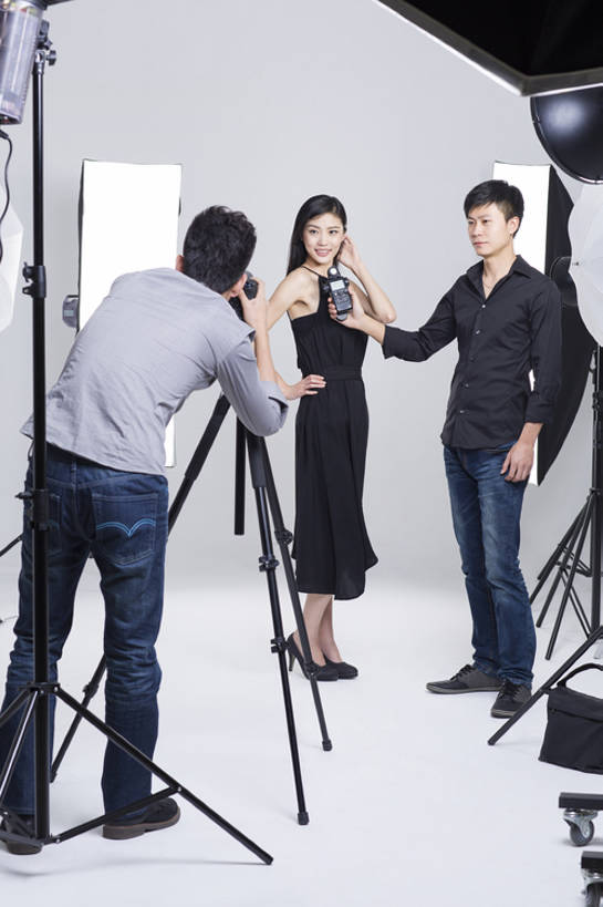 东方人,成年人,三个人,服务员,演员,电影明星,摄影师,办公室,笑,摸,微笑,露齿笑,竖图,留白,正面,晚礼服,时尚,快乐,幸福,热情,合作,团队,信心,技术,相机,北京,中国,亚洲,抚摸,弯腰,握,灰色背景,正装,工作,电缆,工具,器材,休闲装,现代,手叉腰,顾客,拍照,站着,职业,面对面,亲密,服务,握着,摄影,生活方式,技巧,单反相机,协助,创造力,专心,享乐,效率,工作室,三脚架,手艺,合伙,东亚,摄影器材,陪同,时装模特,责任,技能,技艺,陪伴,男人,男性,年轻男性,年轻女性,女人,女性,亚洲人,中国人,年轻人,服务生,设计,侍者,影视明星,触摸,接触,彩图,全身,影棚拍摄,欢乐,照相,曝光表,妙技,魅力,本领,幕后,摆拍,传媒,伴随,bj175