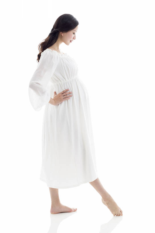 东方人,成年人,孕妇,腹部,一个人,笑,微笑,露齿笑,竖图,留白,白色背景,侧面,裙子,快乐,幸福,信心,北京,中国,亚洲,仅一个年轻女性,仅一个女性,仅一个人,注视,休闲装,光脚,手叉腰,白色,观察,看,站着,健康,赤脚,怀孕,无辜,摄影,观看,察看,高雅,优美,享乐,待产,关注,爱好,东亚,妊娠,准妈妈,灵性,开端,年轻女性,女人,女性,亚洲人,中国人,年轻人,产妇,休闲活动,彩图,全身,影棚拍摄,欢乐,舞蹈,和蔼,bj175