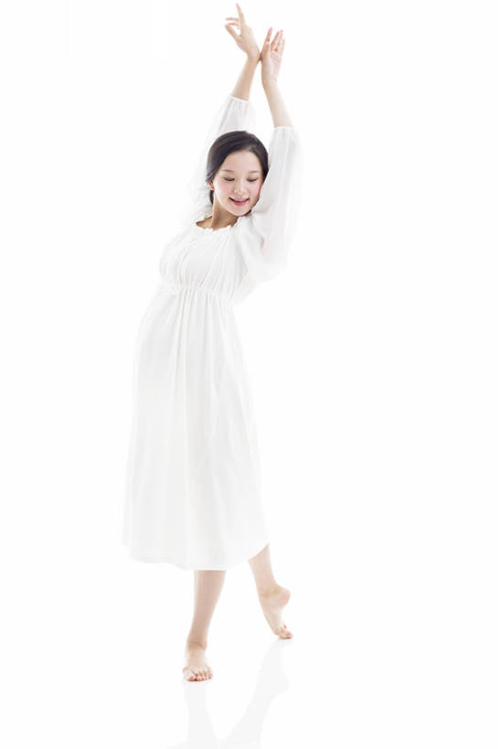 东方人,成年人,孕妇,腹部,一个人,举,笑,微笑,露齿笑,竖图,留白,白色背景,正面,裙子,快乐,幸福,信心,北京,中国,亚洲,仅一个年轻女性,仅一个女性,仅一个人,注视,休闲装,光脚,白色,观察,看,托,站着,健康,赤脚,怀孕,无辜,摄影,观看,察看,高雅,优美,享乐,待产,关注,爱好,东亚,妊娠,准妈妈,灵性,开端,年轻女性,女人,女性,亚洲人,中国人,年轻人,产妇,休闲活动,举起,举手,举着,向上举,向上伸,向上托,彩图,全身,影棚拍摄,欢乐,舞蹈,和蔼,bj175