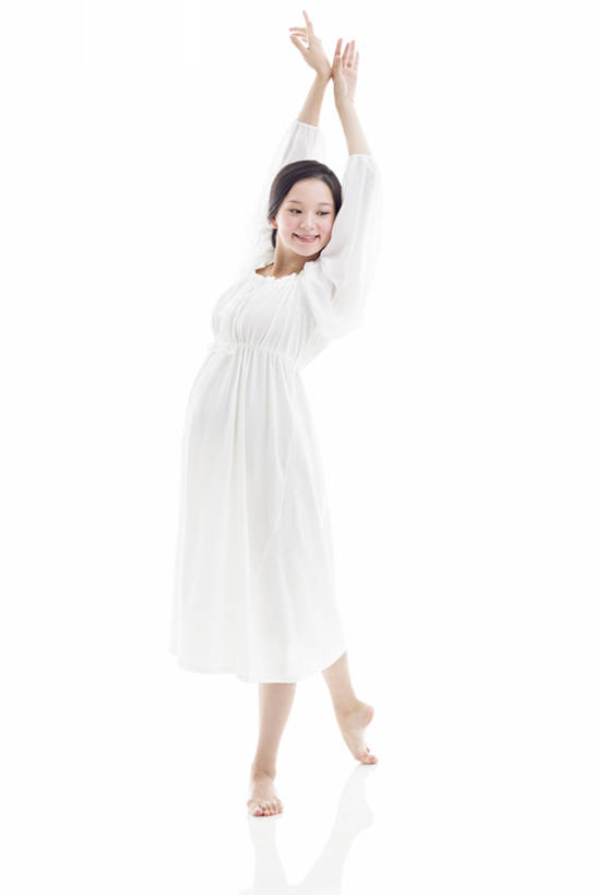 东方人,成年人,孕妇,腹部,一个人,举,笑,微笑,露齿笑,竖图,留白,白色背景,正面,裙子,快乐,幸福,信心,北京,中国,亚洲,仅一个年轻女性,仅一个女性,仅一个人,休闲装,光脚,白色,托,站着,健康,赤脚,怀孕,无辜,摄影,高雅,优美,享乐,待产,爱好,东亚,妊娠,准妈妈,灵性,开端,年轻女性,女人,女性,亚洲人,中国人,年轻人,产妇,休闲活动,举起,举手,举着,向上举,向上伸,向上托,彩图,全身,影棚拍摄,欢乐,舞蹈,和蔼,bj175