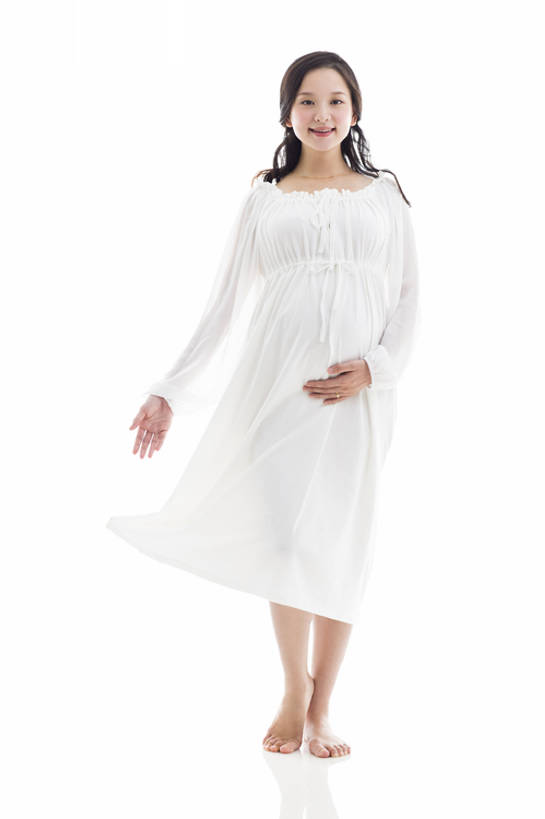 东方人,成年人,孕妇,腹部,一个人,笑,微笑,露齿笑,竖图,留白,白色背景,正面,裙子,快乐,幸福,信心,北京,中国,亚洲,仅一个年轻女性,仅一个女性,仅一个人,注视,休闲装,光脚,白色,观察,看,站着,健康,赤脚,怀孕,无辜,摄影,观看,察看,高雅,优美,享乐,待产,关注,肖像,东亚,妊娠,准妈妈,灵性,开端,年轻女性,女人,女性,亚洲人,中国人,年轻人,产妇,彩图,全身,影棚拍摄,欢乐,和蔼,bj175