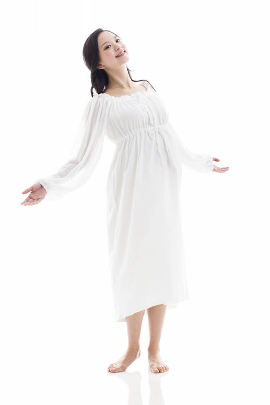 东方人,成年人,孕妇,腹部,一个人,笑,微笑,露齿笑,竖图,留白,白色背景,正面,裙子,快乐,幸福,信心,北京,中国,亚洲,仅一个年轻女性,仅一个女性,仅一个人,休闲装,光脚,白色,站着,健康,赤脚,怀孕,无辜,摄影,高雅,优美,享乐,待产,东亚,妊娠,准妈妈,灵性,开端,年轻女性,女人,女性,亚洲人,中国人,年轻人,产妇,张开手臂,彩图,全身,影棚拍摄,欢乐,和蔼,bj175