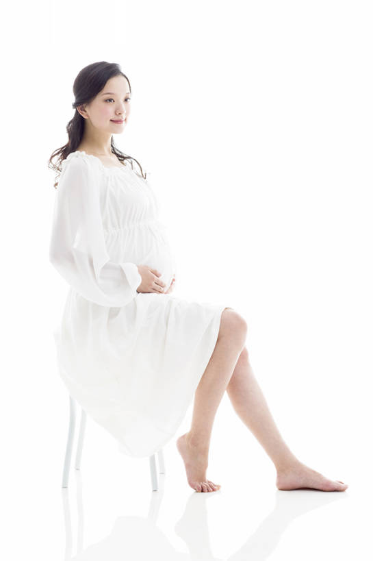 东方人,成年人,孕妇,腹部,一个人,捧,摸,微笑,竖图,留白,白色背景,侧面,裙子,快乐,幸福,椅子,北京,中国,亚洲,仅一个年轻女性,仅一个女性,仅一个人,抚摸,休闲装,光脚,白色,健康,赤脚,怀孕,无辜,摄影,保护,待产,东亚,爱抚,妊娠,准妈妈,开端,年轻女性,女人,女性,亚洲人,中国人,年轻人,产妇,触摸,接触,捧着,坐着,彩图,全身,影棚拍摄,欢乐,和蔼,bj175