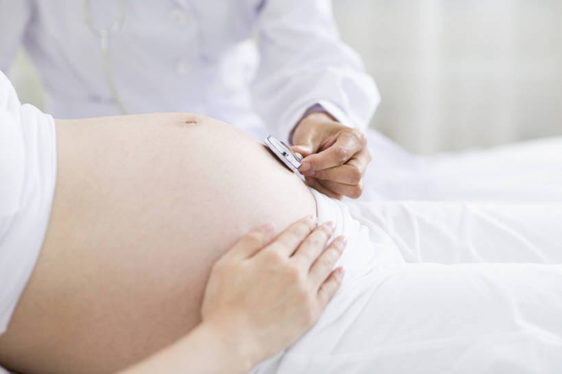 东方人,成年人,中年人,老年人,孕妇,腹部,两个人,医生,病人,医院,家,横图,室内,特写,白天,侧面,工作服,制服,热情,技术,床,卧室,北京,中国,亚洲,握,睡衣,正装,检查,背心,房屋,听,休闲装,白色,听诊器,医疗用品,医护人员,医疗人员,职业,健康,怀孕,服务,握着,人体,摄影,查看,技巧,保护,部分,体检,医疗,待产,病房,孕妇装,关爱,显现,手艺,医疗器械,听诊,妇产科,拜访,东亚,实验服,陪同,家庭医生,可靠,妊娠,准妈妈,工作制服,责任,技能,技艺,陪伴,开端,信任,老年女性,年轻女性,女人,女性,亚洲人,中国人,年轻人,腹,肚子,产妇,大夫,躺着,仰卧,彩图,工作套服,妙技,本领,体格检查,伴随,妇产科医生,bj175