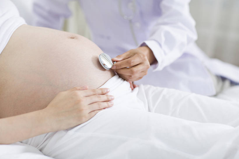 东方人,成年人,中年人,老年人,孕妇,腹部,两个人,医生,病人,医院,家,横图,室内,特写,白天,侧面,工作服,制服,热情,技术,床,卧室,北京,中国,亚洲,握,睡衣,正装,检查,背心,房屋,听,休闲装,白色,听诊器,医疗用品,医护人员,医疗人员,职业,健康,怀孕,服务,握着,人体,摄影,查看,技巧,保护,部分,体检,医疗,待产,病房,孕妇装,关爱,显现,手艺,医疗器械,听诊,妇产科,拜访,东亚,实验服,陪同,家庭医生,可靠,妊娠,准妈妈,工作制服,责任,技能,技艺,陪伴,开端,信任,老年女性,年轻女性,女人,女性,亚洲人,中国人,年轻人,腹,肚子,产妇,大夫,躺着,仰卧,彩图,工作套服,妙技,本领,体格检查,伴随,妇产科医生,bj175