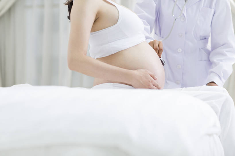 东方人,成年人,中年人,老年人,孕妇,腹部,两个人,医生,病人,医院,家,横图,室内,白天,侧面,工作服,制服,热情,技术,床,卧室,北京,中国,亚洲,握,睡衣,正装,检查,背心,房屋,听,休闲装,白色,听诊器,医疗用品,医护人员,医疗人员,职业,健康,怀孕,服务,握着,人体,摄影,查看,技巧,保护,部分,体检,医疗,待产,病房,孕妇装,关爱,显现,手艺,医疗器械,听诊,妇产科,拜访,东亚,实验服,陪同,家庭医生,可靠,妊娠,准妈妈,工作制服,责任,技能,技艺,陪伴,开端,信任,老年女性,年轻女性,女人,女性,亚洲人,中国人,年轻人,腹,肚子,产妇,大夫,坐着,彩图,工作套服,妙技,本领,体格检查,伴随,妇产科医生,bj175