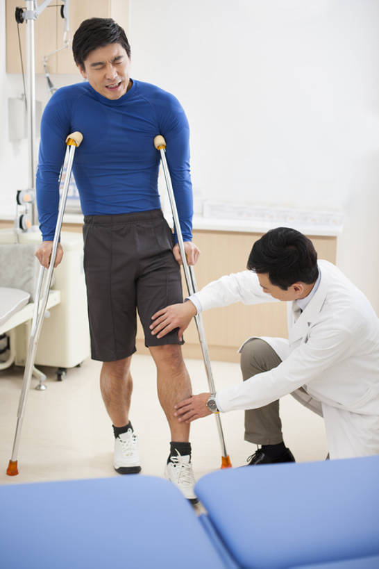 东方人,成年人,中年人,膝盖,腿,健壮,两个人,医生,病人,按摩师,办公室,医院,蹲,竖图,室内,白天,正面,工作服,运动服,制服,按摩,热情,技术,植物,北京,中国,亚洲,仅一个男性,仅一个人,仅一个中年男性,握,咬,服装,正装,检查,分析,器材,草药,药草,扭曲,现代,中药,衣服,白色,医疗用品,医护人员,医疗人员,职业,表情,皱眉,亲密,服务,握着,摄影,服饰,拐杖,查看,技巧,支撑,咬着,体检,医疗,疾病,衣着,穿着,关爱,努力,痛苦,手艺,骨折,医疗器械,药材,中草药,问题,残疾,受伤,扭伤,伤残,东亚,实验服,陪同,医疗机构,中药材,本草,悲哀,可靠,髌骨,工作制服,衣饰,责任,贡献,技能,技艺,陪伴,判断,认真,信任,男人,男性,中年男性,亚洲人,中国人,大夫,闭着眼睛,触摸,彩图,全身,工作套服,病院,诊所,妙技,痉挛,运动装,本领,门诊部,物理疗法,考场,跛行,体格检查,伴随,诊疗室,正骨,bj175