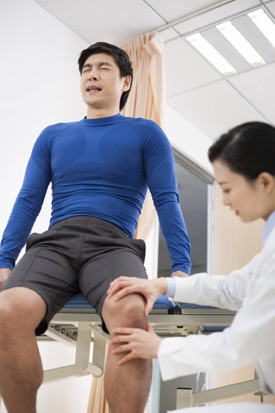 东方人,成年人,中年人,膝盖,腿,健壮,两个人,医生,病人,按摩师,办公室,医院,蹲,竖图,室内,白天,正面,仰视,工作服,运动服,制服,按摩,热情,技术,植物,床,北京,中国,亚洲,服装,正装,检查,分析,草药,药草,床单,扭曲,被子,现代,中药,衣服,白色,病床,医护人员,医疗人员,职业,表情,皱眉,亲密,服务,摄影,服饰,查看,技巧,支撑,体检,医疗,疾病,被单,衣着,穿着,关爱,努力,痛苦,手艺,骨折,药材,中草药,问题,受伤,扭伤,东亚,实验服,陪同,医疗机构,中药材,本草,悲哀,可靠,髌骨,工作制服,衣饰,责任,贡献,技能,技艺,陪伴,判断,认真,信任,男人,男性,女人,女性,中年男性,中年女性,亚洲人,中国人,大夫,触摸,坐着,彩图,低角度拍摄,工作套服,病院,诊所,护理床,医疗床,妙技,痉挛,运动装,本领,门诊部,物理疗法,考场,体格检查,伴随,诊疗室,正骨,bj175