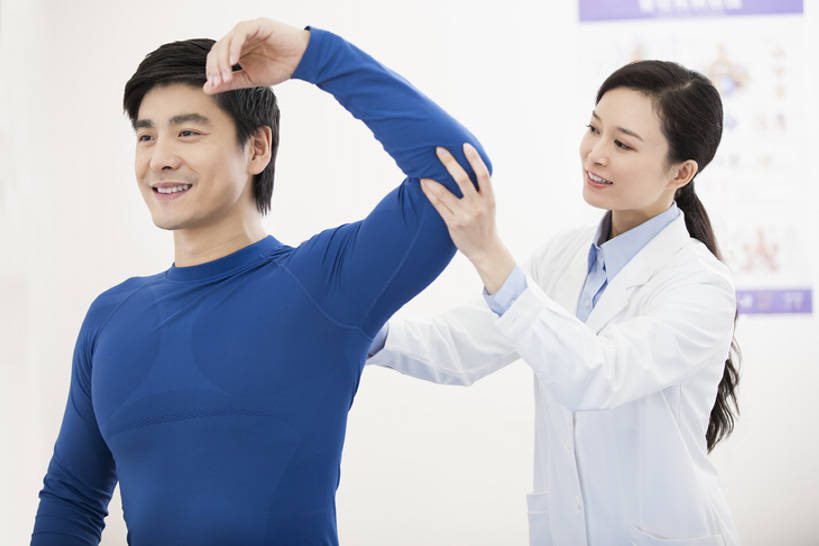 东方人,成年人,中年人,健壮,两个人,医生,病人,按摩师,办公室,医院,举,笑,微笑,露齿笑,横图,室内,白天,正面,工作服,运动服,制服,按摩,快乐,幸福,热情,技术,植物,北京,中国,亚洲,伸展,握,服装,正装,检查,分析,草药,药草,现代,中药,衣服,白色,托,医护人员,医疗人员,职业,亲密,服务,舒展,提,握着,人体,摄影,服饰,查看,技巧,支撑,体检,医疗,疾病,提着,享乐,衣着,穿着,关爱,努力,手艺,骨折,药材,中草药,问题,受伤,东亚,实验服,恢复,陪同,医疗机构,中药材,本草,可靠,替代疗法,工作制服,四肢,衣饰,责任,贡献,技能,技艺,陪伴,判断,信任,男人,男性,女人,女性,中年男性,中年女性,亚洲人,中国人,手臂,大夫,触摸,举起,举手,举着,向上举,向上伸,向上托,半身,彩图,工作套服,欢乐,病院,诊所,妙技,运动装,本领,门诊部,物理疗法,考场,体格检查,伴随,诊疗室,正骨,bj175