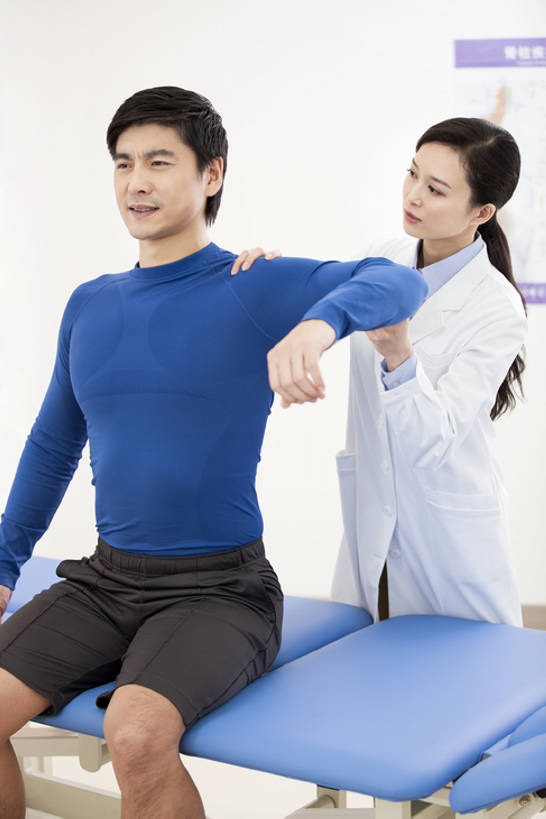 东方人,成年人,中年人,健壮,两个人,医生,病人,按摩师,办公室,医院,举,竖图,室内,白天,正面,工作服,运动服,制服,按摩,热情,技术,植物,床,北京,中国,亚洲,伸展,握,服装,正装,检查,分析,草药,药草,床单,扭曲,被子,现代,中药,衣服,白色,病床,托,医护人员,医疗人员,职业,表情,皱眉,亲密,服务,舒展,提,握着,人体,摄影,服饰,查看,技巧,支撑,体检,医疗,疾病,提着,被单,衣着,穿着,关爱,努力,痛苦,手艺,骨折,药材,中草药,问题,受伤,扭伤,东亚,实验服,恢复,陪同,医疗机构,中药材,本草,可靠,替代疗法,工作制服,四肢,衣饰,责任,贡献,技能,技艺,陪伴,判断,信任,男人,男性,女人,女性,中年男性,中年女性,亚洲人,中国人,手臂,大夫,触摸,举起,举手,举着,向上举,向上伸,向上托,坐着,彩图,工作套服,病院,诊所,护理床,医疗床,妙技,运动装,本领,门诊部,物理疗法,考场,体格检查,伴随,诊疗室,正骨,bj175
