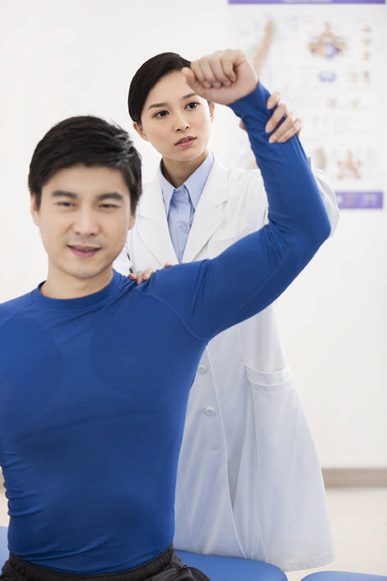 东方人,成年人,中年人,健壮,两个人,医生,病人,按摩师,办公室,医院,举,微笑,竖图,室内,白天,正面,工作服,运动服,制服,按摩,热情,技术,植物,北京,中国,亚洲,伸展,握,服装,正装,检查,分析,草药,药草,现代,中药,衣服,白色,托,医护人员,医疗人员,职业,亲密,服务,舒展,提,握着,人体,摄影,服饰,查看,技巧,支撑,体检,医疗,疾病,提着,衣着,穿着,关爱,努力,痛苦,手艺,骨折,药材,中草药,问题,受伤,扭伤,东亚,实验服,恢复,陪同,医疗机构,中药材,本草,可靠,替代疗法,工作制服,四肢,衣饰,责任,贡献,技能,技艺,陪伴,判断,信任,男人,男性,女人,女性,中年男性,中年女性,亚洲人,中国人,手臂,大夫,触摸,举起,举手,举着,向上举,向上伸,向上托,彩图,工作套服,病院,诊所,妙技,运动装,本领,门诊部,物理疗法,考场,体格检查,伴随,诊疗室,正骨,bj175