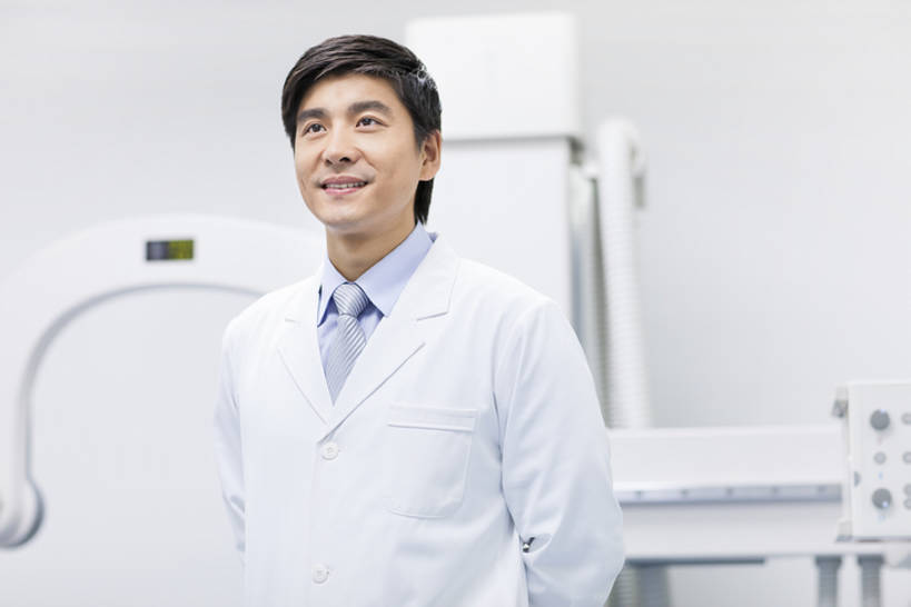 东方人,成年人,中年人,一个人,医生,办公室,医院,笑,微笑,露齿笑,横图,x光片,室内,正面,工作服,制服,快乐,幸福,成功,信心,机器,技术,北京,中国,亚洲,仅一个男性,仅一个人,仅一个中年男性,正装,检查,辐射,科学,医学,器材,放射,注视,设备,现代,白色,医疗用品,观察,看,站着,医护人员,医疗人员,职业,机械,服务,摄影,观看,技巧,希望,支撑,权威,体检,察看,检测,医疗,医疗设备,科学技术,x射线,享乐,成就,关注,努力,肖像,手艺,医疗器械,x光,医疗工具,东亚,背手,实验服,CAT扫描仪,工作制服,无线电技术,责任,无线电波,贡献,检测器,技能,技艺,检测工具,男人,男性,中年男性,亚洲人,中国人,大夫,半身,彩图,工作套服,欢乐,计算机X射线轴向分层造影扫描仪,计算机轴向断层扫描,妙技,院长,x射线衍射,x射线衍射仪,射线检测器,电磁波,电磁辐射,本领,放射疗法,体格检查,bj175