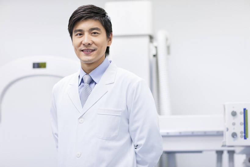 东方人,成年人,中年人,一个人,医生,办公室,医院,笑,微笑,露齿笑,横图,x光片,室内,正面,工作服,制服,快乐,幸福,骄傲,成功,信心,机器,技术,北京,中国,亚洲,仅一个男性,仅一个人,仅一个中年男性,正装,检查,辐射,科学,医学,器材,放射,注视,设备,现代,白色,医疗用品,观察,看,站着,医护人员,医疗人员,职业,机械,服务,摄影,观看,技巧,希望,支撑,权威,体检,察看,检测,医疗,医疗设备,科学技术,x射线,享乐,成就,关注,努力,肖像,手艺,医疗器械,x光,医疗工具,东亚,背手,实验服,CAT扫描仪,工作制服,无线电技术,责任,无线电波,贡献,检测器,技能,技艺,检测工具,男人,男性,中年男性,亚洲人,中国人,大夫,半身,彩图,工作套服,欢乐,计算机X射线轴向分层造影扫描仪,计算机轴向断层扫描,妙技,院长,x射线衍射,x射线衍射仪,射线检测器,电磁波,电磁辐射,本领,放射疗法,体格检查,bj175