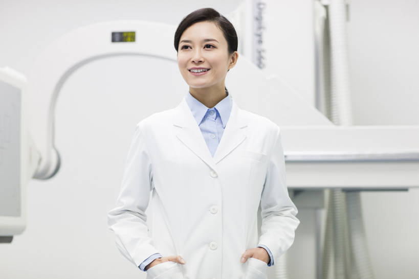 东方人,成年人,中年人,一个人,医生,办公室,医院,笑,微笑,露齿笑,横图,x光片,室内,正面,工作服,制服,快乐,幸福,成功,信心,机器,技术,北京,中国,亚洲,仅一个女性,仅一个人,正装,检查,辐射,科学,医学,器材,放射,注视,设备,现代,白色,医疗用品,观察,看,站着,仅一个中年女性,医护人员,医疗人员,职业,机械,服务,摄影,观看,技巧,希望,支撑,权威,体检,察看,检测,医疗,医疗设备,科学技术,x射线,享乐,成就,关注,努力,肖像,手艺,医疗器械,x光,医疗工具,东亚,实验服,CAT扫描仪,工作制服,无线电技术,责任,无线电波,贡献,检测器,技能,技艺,检测工具,女人,女性,中年女性,亚洲人,中国人,大夫,两手抄兜,半身,彩图,工作套服,欢乐,计算机X射线轴向分层造影扫描仪,计算机轴向断层扫描,妙技,院长,x射线衍射,x射线衍射仪,射线检测器,电磁波,电磁辐射,本领,放射疗法,体格检查,bj175