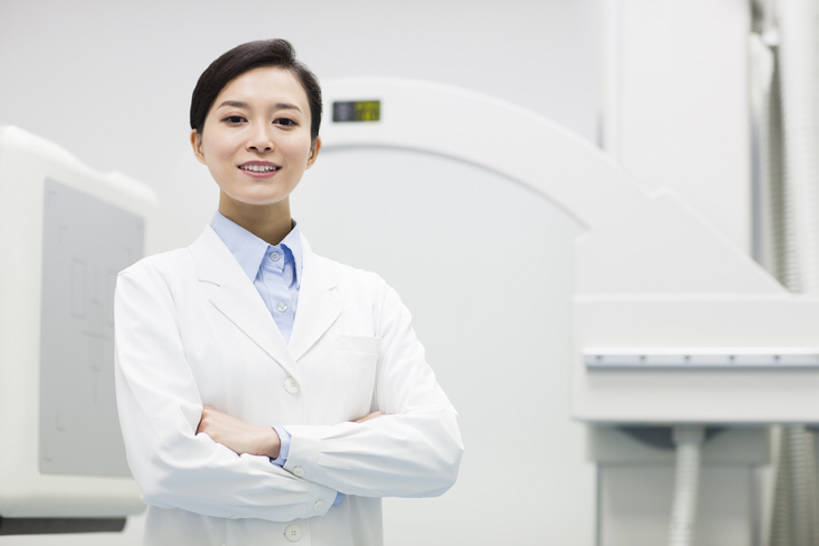 东方人,成年人,中年人,一个人,医生,办公室,医院,笑,双手交叉,微笑,露齿笑,横图,x光片,室内,正面,工作服,制服,快乐,幸福,骄傲,成功,信心,机器,技术,北京,中国,亚洲,仅一个女性,仅一个人,正装,检查,辐射,科学,医学,器材,放射,注视,设备,现代,白色,医疗用品,观察,看,站着,仅一个中年女性,医护人员,医疗人员,职业,机械,服务,摄影,观看,技巧,希望,支撑,权威,体检,察看,检测,医疗,医疗设备,科学技术,x射线,双手抱胸,享乐,成就,关注,努力,肖像,手艺,医疗器械,x光,医疗工具,东亚,实验服,CAT扫描仪,工作制服,无线电技术,责任,无线电波,贡献,检测器,技能,技艺,检测工具,女人,女性,中年女性,亚洲人,中国人,大夫,半身,彩图,工作套服,欢乐,计算机X射线轴向分层造影扫描仪,计算机轴向断层扫描,妙技,院长,x射线衍射,x射线衍射仪,射线检测器,电磁波,电磁辐射,本领,放射疗法,体格检查,bj175