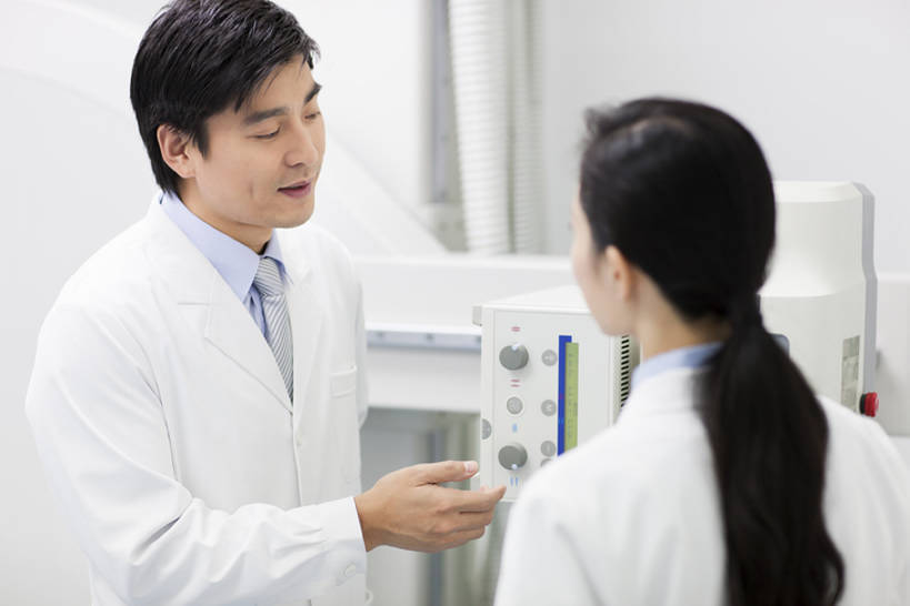 东方人,成年人,中年人,两个人,医生,办公室,医院,微笑,横图,x光片,室内,侧面,工作服,制服,讨论,幸福,成功,合作,团队,信心,机器,技术,北京,中国,亚洲,正装,检查,辐射,科学,医学,器材,放射,设备,现代,背面,白色,按钮,医疗用品,站着,医护人员,医疗人员,职业,机械,亲密,服务,摄影,技巧,支撑,控制,权威,体检,检测,医疗,医疗设备,科学技术,操作,x射线,享乐,解释,成就,努力,手艺,医疗器械,x光,医疗工具,合伙,东亚,实验服,控制面板,陪同,CAT扫描仪,可靠,工作制服,无线电技术,责任,无线电波,贡献,检测器,技能,技艺,陪伴,检测工具,团结,信任,男人,男性,女人,女性,中年男性,中年女性,亚洲人,中国人,大夫,沟通,说话,半身,彩图,工作套服,欢乐,计算机X射线轴向分层造影扫描仪,计算机轴向断层扫描,妙技,x射线衍射,x射线衍射仪,射线检测器,电磁波,电磁辐射,本领,放射疗法,体格检查,伴随,bj175