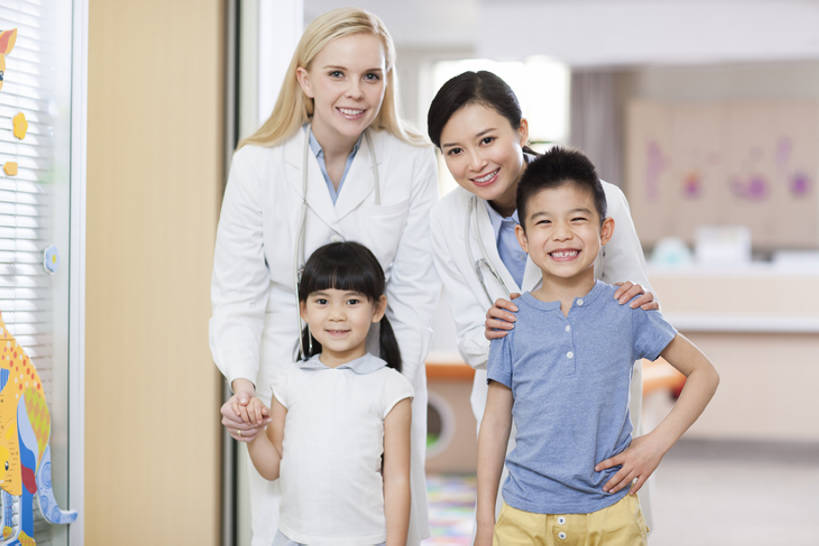 东方人,西方人,婴儿,儿童,成年人,中年人,四个人,医生,病人,医院,站,笑,微笑,露齿笑,横图,室内,白天,正面,工作服,制服,快乐,兴奋,幸福,纯洁,热情,合作,团队,技术,北京,欧洲,中国,欧洲人,亚洲,正装,注视,现代,手叉腰,刺激,小孩,白色,听诊器,观察,看,站着,医护人员,医疗人员,职业,健康,活力,可爱,亲密,童年,童趣,搭,服务,摄影,活泼,生长,观看,技巧,支撑,察看,医疗,享乐,合影,搭着,关爱,关注,宝宝,肖像,手艺,儿童医院,合伙,童真,东亚,纯真,烂漫,无邪,实验服,陪同,医疗机构,可靠,工作制服,责任,贡献,技能,技艺,陪伴,伶俐,天真,信任,男孩,男人,男性,年轻女性,女孩,女人,女性,中年女性,白种人,亚洲人,中国人,孩子,年轻人,大夫,手牵手,站立,彩图,工作套服,欢乐,病院,诊所,妙技,男生,本领,伴随,诊疗室,bj175