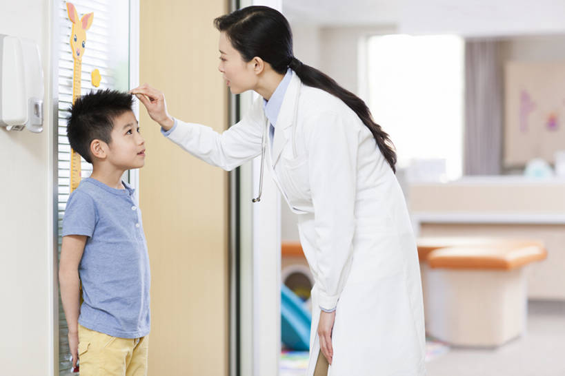 东方人,儿童,成年人,中年人,两个人,医生,病人,医院,站,笑,微笑,露齿笑,横图,室内,白天,正面,工作服,制服,快乐,幸福,纯洁,热情,技术,长颈鹿,北京,中国,亚洲,正装,检查,测量,现代,小孩,白色,尺,听诊器,站着,医护人员,医疗人员,职业,健康,比较,活力,可爱,亲密,童年,童趣,服务,摄影,生长,查看,技巧,希望,测量工具,体检,医疗,享乐,关爱,手艺,改变,儿童医院,童真,东亚,烂漫,无邪,实验服,陪同,医疗机构,身高,可靠,工作制服,责任,贡献,技能,技艺,陪伴,天真,信任,男孩,男人,男性,女人,女性,中年女性,亚洲人,中国人,孩子,大夫,站立,半身,彩图,工作套服,欢乐,病院,诊所,妙技,男生,本领,高度表,体格检查,伴随,诊疗室,bj175