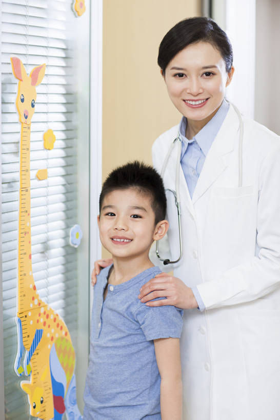 东方人,儿童,成年人,中年人,两个人,医生,病人,医院,站,笑,微笑,露齿笑,竖图,室内,白天,工作服,制服,快乐,幸福,纯洁,热情,技术,长颈鹿,北京,中国,亚洲,正装,测量,注视,现代,小孩,白色,尺,观察,看,站着,医护人员,医疗人员,职业,健康,比较,活力,可爱,亲密,童年,童趣,搭,服务,摄影,生长,观看,技巧,测量工具,察看,医疗,享乐,搭着,关爱,关注,肖像,手艺,改变,儿童医院,童真,东亚,烂漫,无邪,实验服,陪同,医疗机构,身高,可靠,工作制服,责任,贡献,技能,技艺,陪伴,天真,信任,男孩,男人,男性,女人,女性,中年女性,亚洲人,中国人,孩子,大夫,站立,彩图,工作套服,欢乐,病院,诊所,妙技,男生,本领,高度表,伴随,诊疗室,bj175