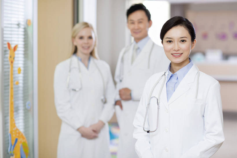 东方人,西方人,成年人,中年人,三个人,医生,病人,医院,笑,微笑,露齿笑,横图,室内,白天,正面,工作服,制服,快乐,幸福,热情,骄傲,成功,合作,团队,信心,技术,北京,欧洲,中国,欧洲人,亚洲,突出,正装,注视,现代,白色,听诊器,观察,看,站着,医护人员,医疗人员,职业,亲密,服务,摄影,观看,技巧,权威,察看,医疗,领导,享乐,成就,关注,肖像,手艺,儿童医院,合伙,东亚,实验服,陪同,医疗机构,可靠,工作制服,责任,贡献,技能,技艺,陪伴,把握,信任,男人,男性,年轻女性,女人,女性,中年男性,中年女性,白种人,亚洲人,中国人,年轻人,大夫,半身,彩图,工作套服,欢乐,病院,诊所,妙技,本领,掌控,伴随,诊疗室,bj175