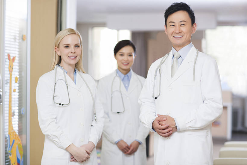 东方人,西方人,成年人,中年人,三个人,医生,病人,医院,笑,微笑,露齿笑,横图,室内,白天,正面,工作服,制服,快乐,幸福,热情,骄傲,成功,合作,团队,信心,技术,北京,欧洲,中国,欧洲人,亚洲,正装,注视,现代,白色,听诊器,观察,看,站着,医护人员,医疗人员,职业,亲密,服务,摄影,观看,技巧,权威,察看,医疗,领导,享乐,合影,成就,关注,肖像,手艺,儿童医院,合伙,东亚,实验服,陪同,医疗机构,可靠,工作制服,责任,贡献,技能,技艺,陪伴,把握,信任,男人,男性,年轻女性,女人,女性,中年男性,中年女性,白种人,亚洲人,中国人,年轻人,大夫,半身,彩图,工作套服,欢乐,病院,诊所,妙技,本领,掌控,伴随,诊疗室,bj175